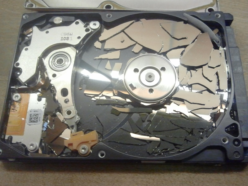 Разбитый диск. Сломанный жесткий диск. Разбитый HDD. Пластины жесткого диска. Разбить жесткий диск.
